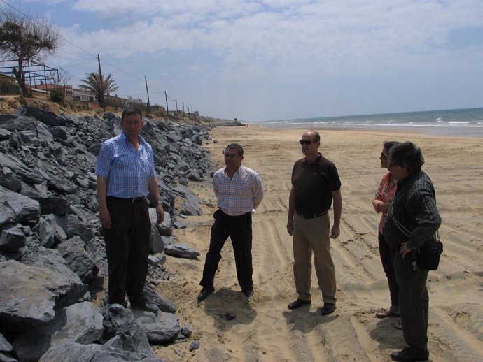 Los alcalde de Palos y Moguer visitan la playa de Mazagón par asupervisar el arr
