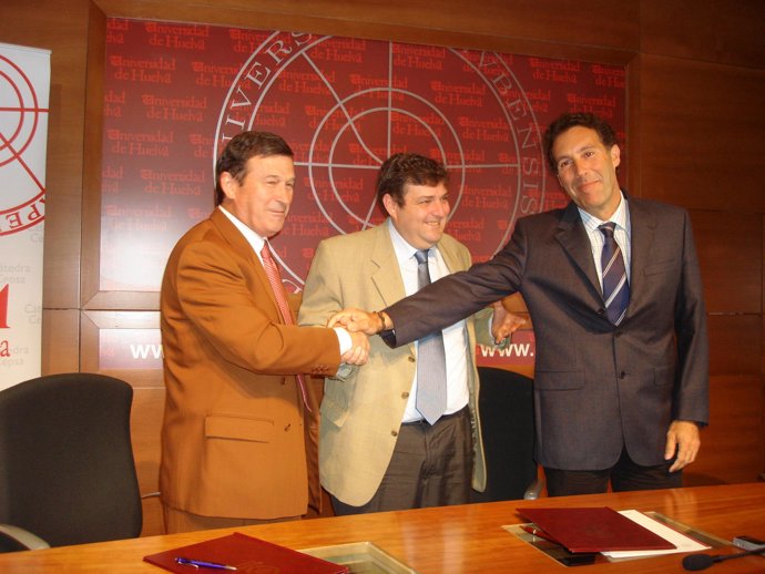 El rector de la Universidad firma el convenio con el director de Cepsa y el dire