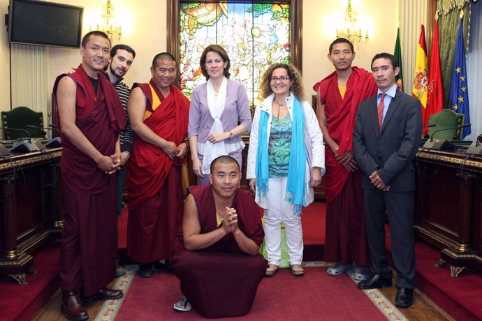 Barcina Recibe En El Ayuntamiento A Cuatro Lamas Tibetanos Que Participan En El 