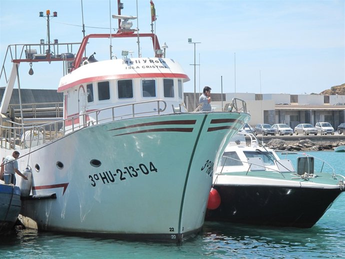 Buque onubense intervenido en Conil