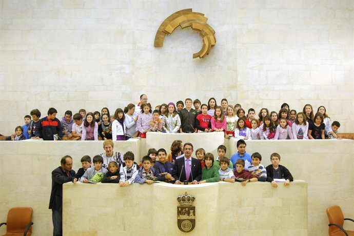 Revilla Con Alumnos En El Parlamento