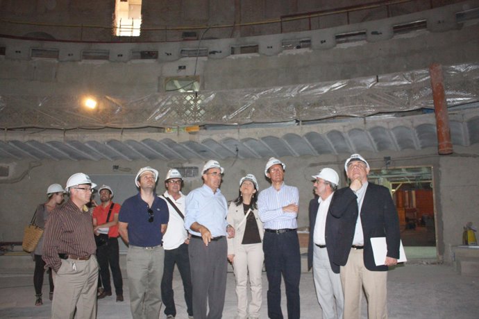 Alcalde Y Ediles En La Visita Al Teatro