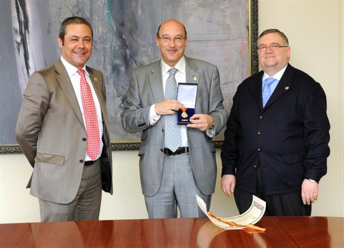 El rector recibe la medalla