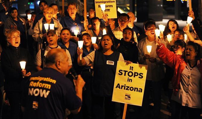 Un grupo de gente manifestándose en contra de la Ley SB1070 de Arizona