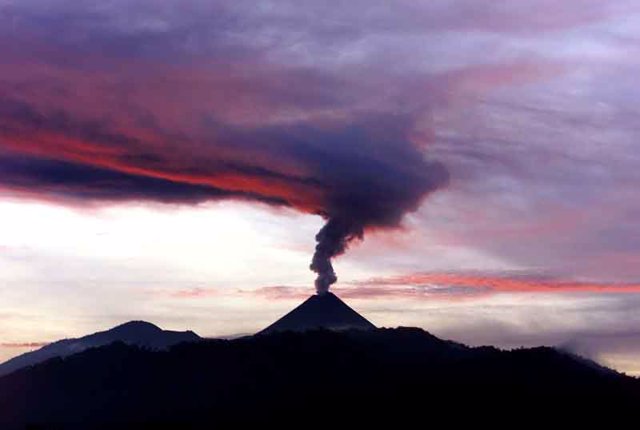 Erupción del volcán Pacaya (Guatemala) en 2001