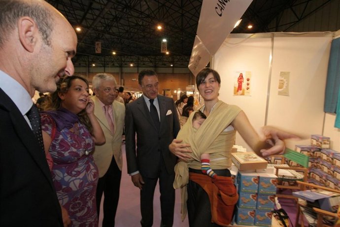 Encarnación Martínez, Francisco Herrero y Felipe Luis maestro junto a un stand e