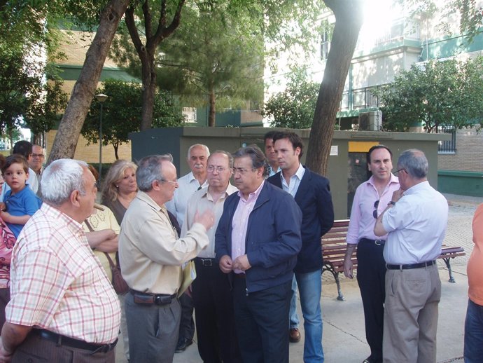 Juan Ignacio Zoido y vecinos de Cerro Amate