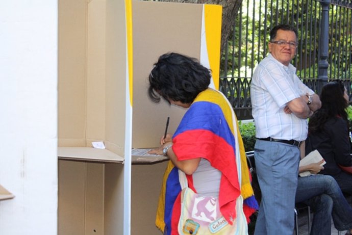 Colombianos votando