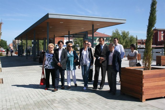 Autoridades durante la inauguración del centro en Tordesillas (Valladolid)