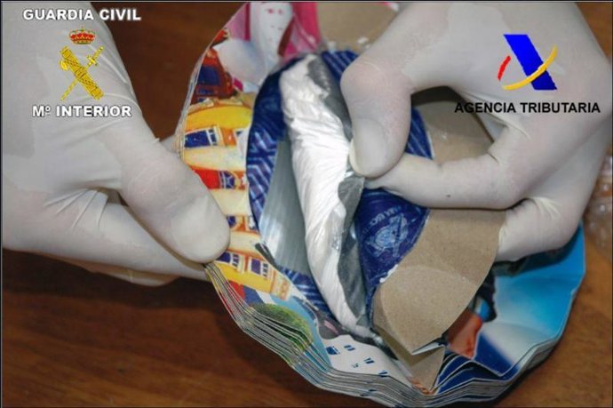 Droga Oculta En Platos De Cartón Animados