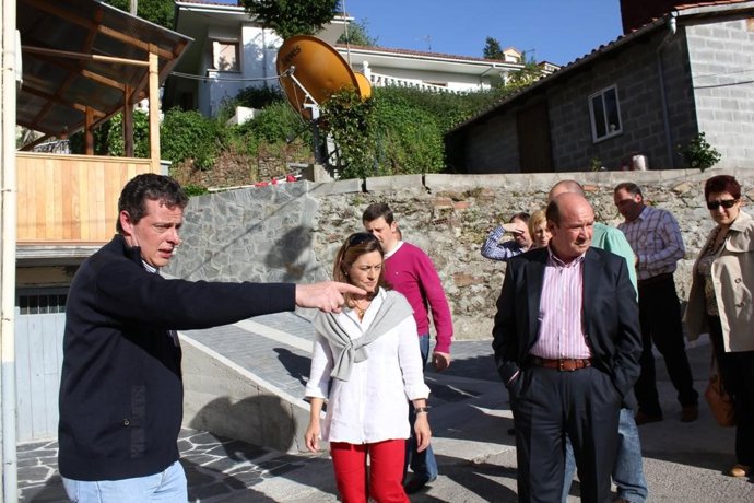 El alcalde de Tineo y la consejera en un momento de la visita.