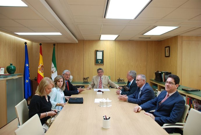 Reunión consejero de Justicia y procuradores