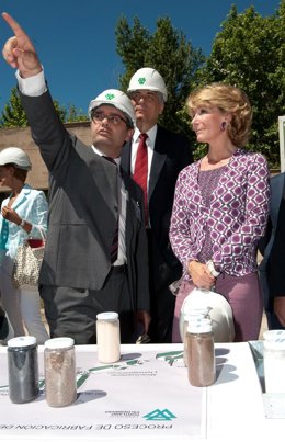 Esperanza Aguirre Y El Presidente De Cementos Portland, Dieter Kiefer