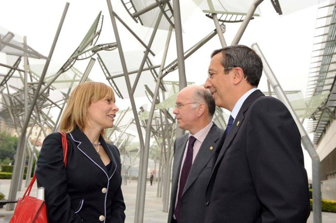 El diputado general de Bizkaia junto a la presidenta de Microsoft