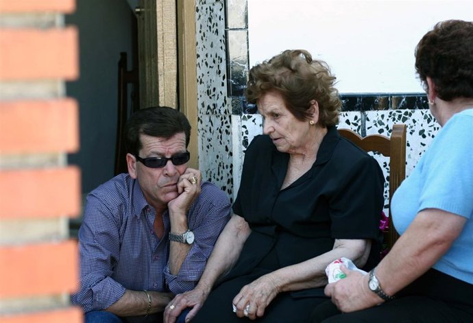 Familiares de la víctima horas después del crimen.