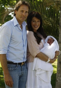 La presentadora y actriz de televisión Sonia Ferrer posa con su hija recién naci