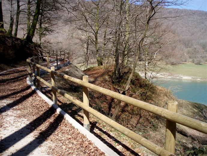 La consejera Sanzberro visita el sendero de los embalses de Leurtza.