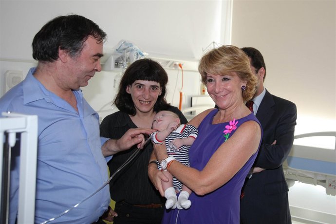 Aguirre durante su visita a la Fundación Jiménez Díaz