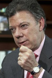 Santos insta a Chávez a restablecer relaciones diplomáticas 