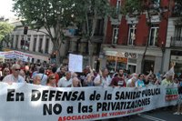Alrededor de 5.000 personas, según la FRAVM, se manifiestan por el centro de Madrid por una sanidad pública de calidad