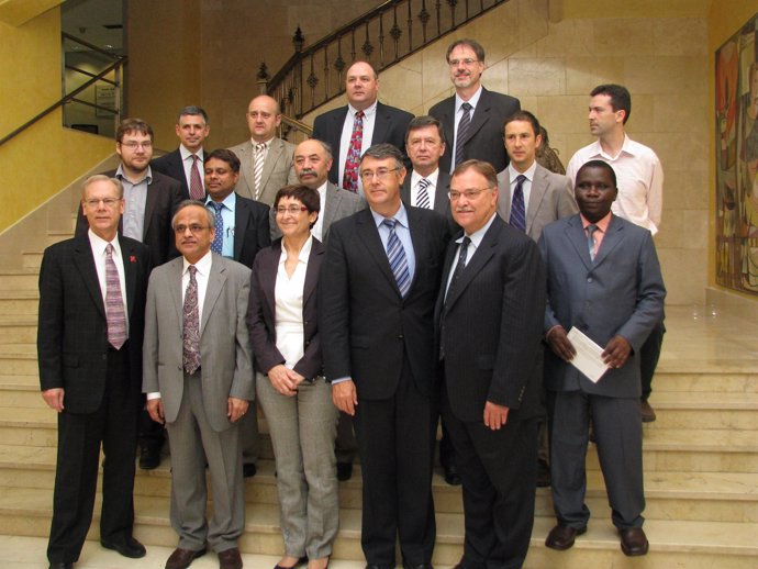 Foto grupo de expertos con la presidenta de la CHS