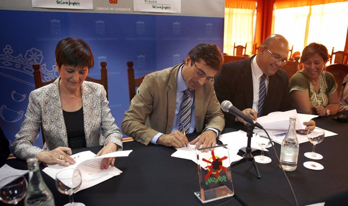 Firma de acuerdo entre el Cabildo de Lanzarote y la Sociedad de Promoción con Vi