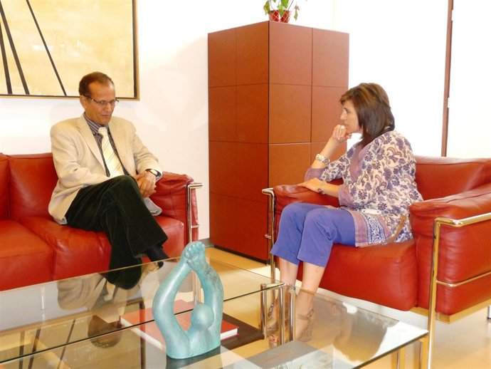 La presidenta del Parlamento navarro recibió al delegado saharaui en la Comunida