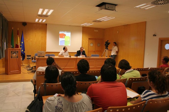 Armando Flores en un momento del debate en la UPO