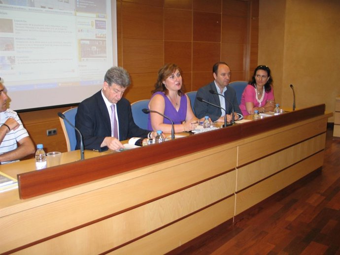 La vicerrectora de Estudiantes e Inserción Laboral de la UJA, Adoración Mozas (e