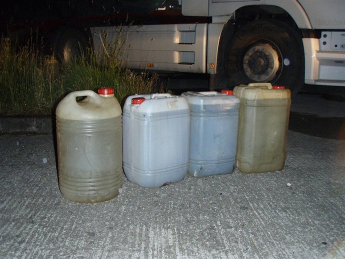 Garrafas llenas de gasoil halladas en el lugar de los hechos. 