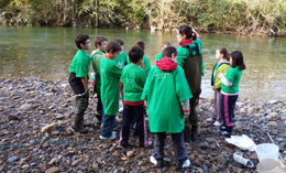 Niños explorando un río 