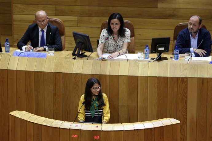 Una estudiante interviene en el pleno infantil del Parlamento