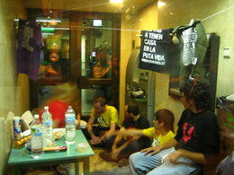 Colectivos sociales acampando en cajero