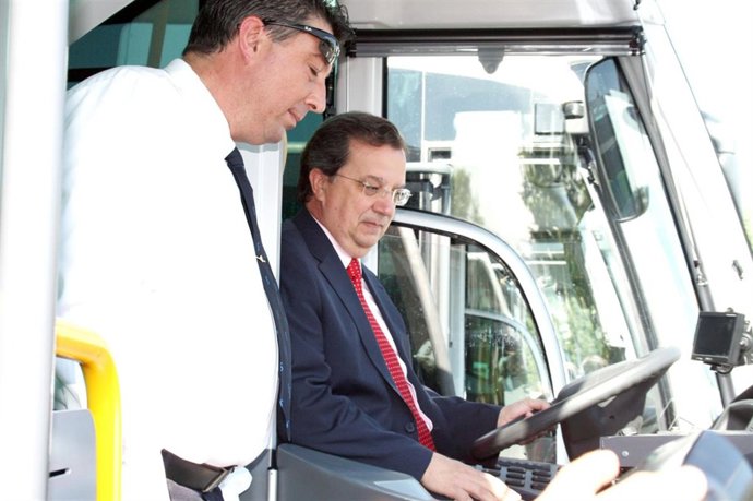 El consejero durante la presentación de los autobuses del ASTRA