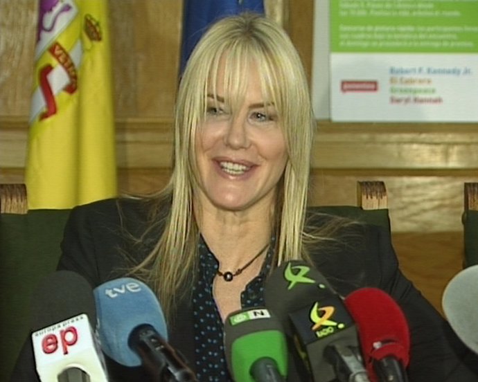 La actriz Daryl Hannan pide a Obama "una pausa" en la política de obtener petról