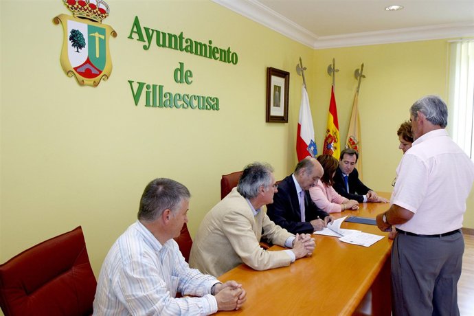 Mazón firma viviendas en Villaescusa