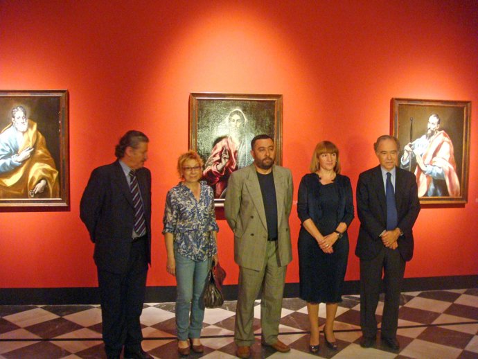 La consejera durante la visita a la exposición que vuelve al Museo de Santa Cruz