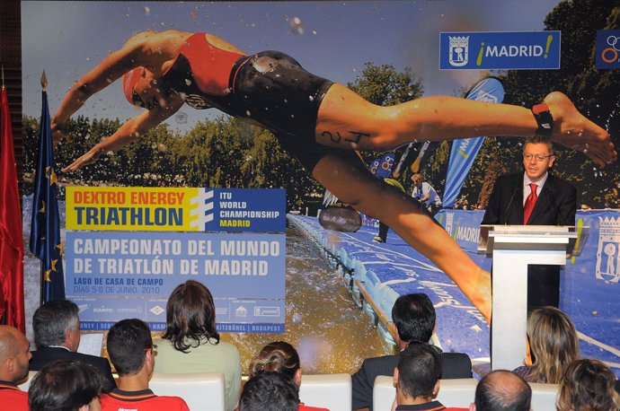 Gallardón presenta el Triatlón 2010