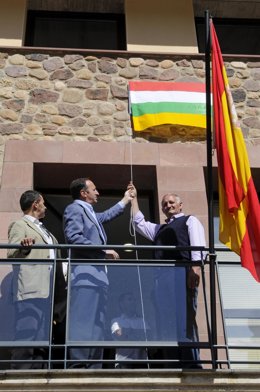 El presidente de La Rioja, Pedro Sanz, en Viniegra.