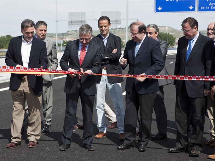 Blanco corta la cinta en la inauguración de la Ronda Exterior Sur de Valladolid