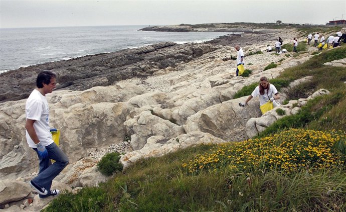 El alcalde y voluntarios en La Maruca