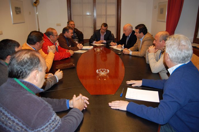 El comité de empresa de Mercasevilla durante una reunión con parlamentarios soci