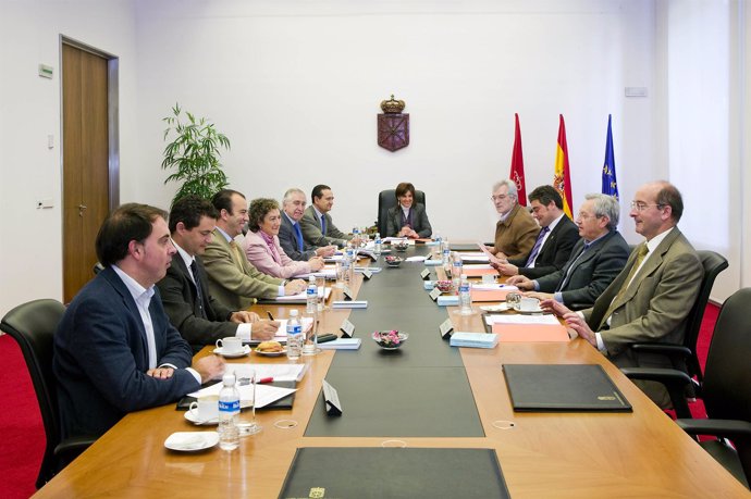 Imagen de la Mesa y Junta de Portavoces del Parlamento de Navarra.