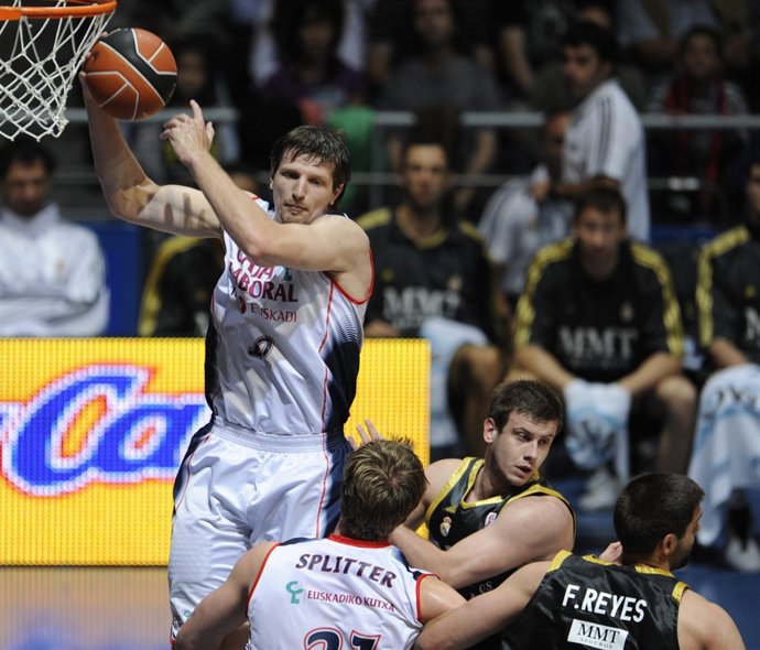 Teletovic coge un rebote