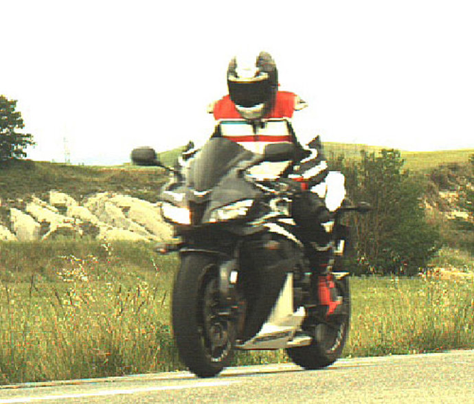 Motorista detenido por exceso de velocidad.