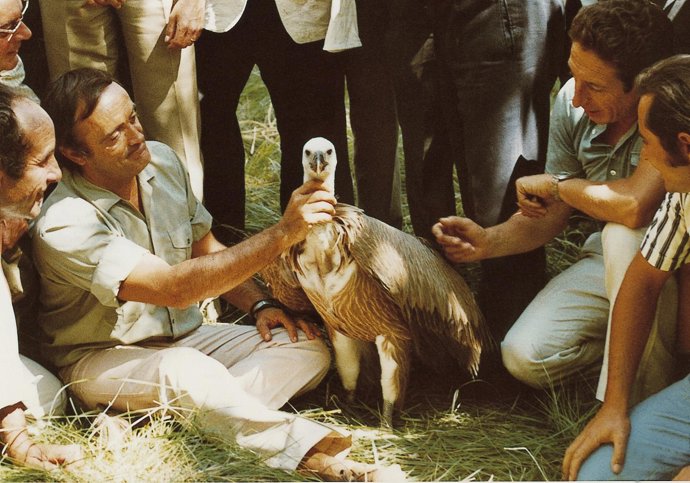 Más de 2.500 personas homenajean a Félix Rodríguez de la Fuente fotografiando la