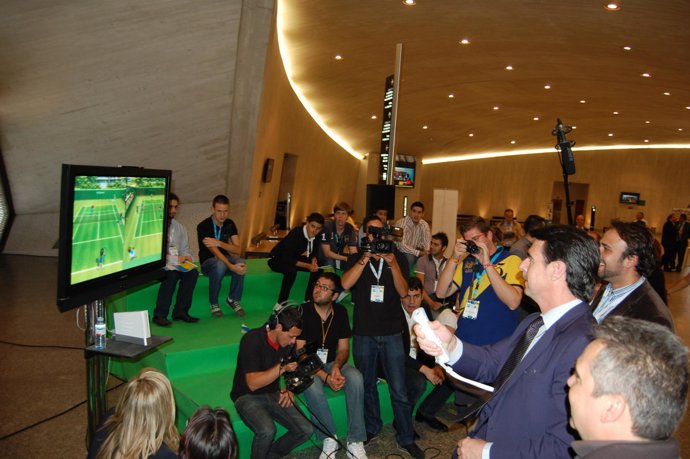 José Manuel Soria Juega A Una Videoconsola Durante La Kedada