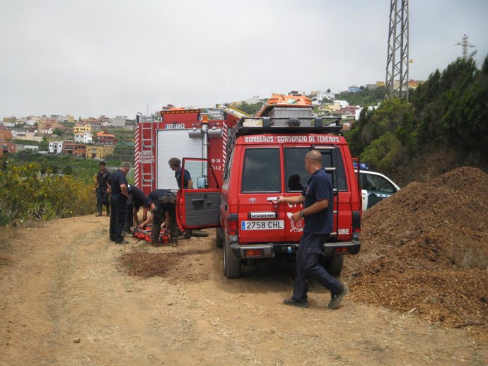 Efectivos del Consorcio de Bomberos de Tenerife rescatan a tres personas en una 