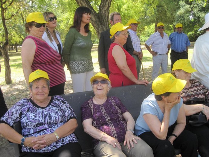 La consejera para la Igualdad, Micalea Navarro, en el encuentro de mayores en el
