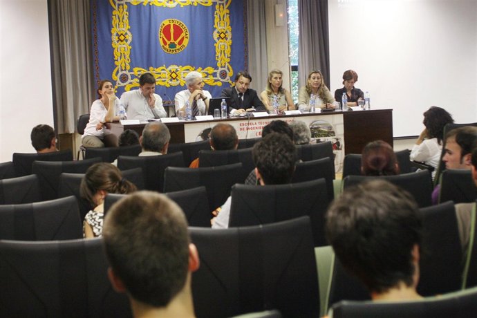 Una imagen de la mesa presidencial y de parte de los asistentes.